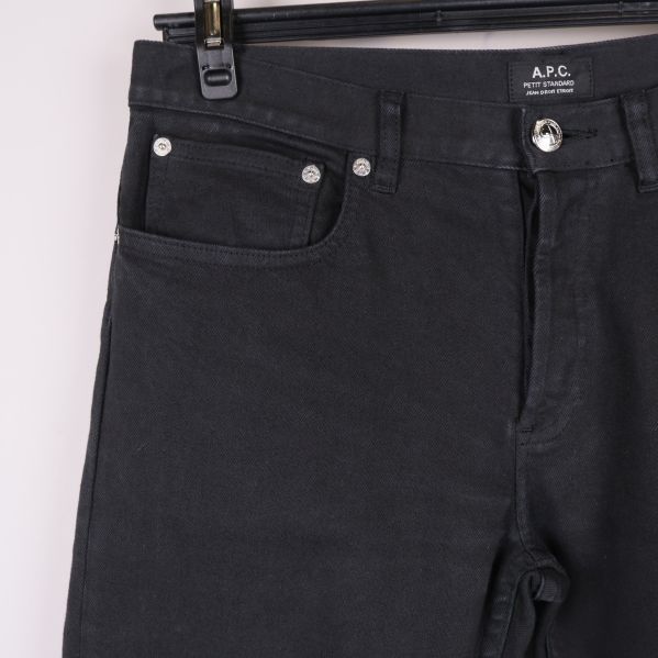 Närbild på jeansens framfickor och midja