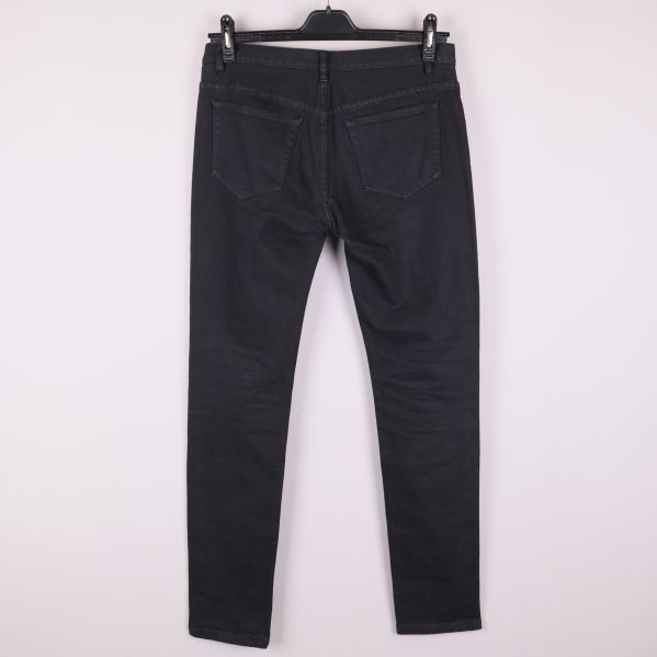 Svarta jeans bakifrån med bakfickor