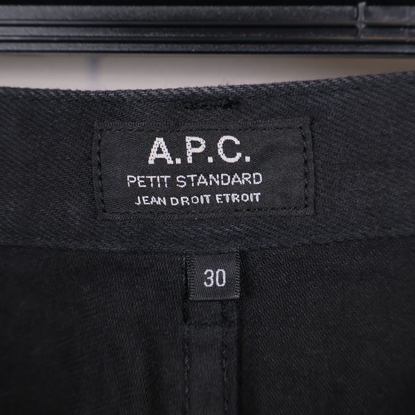 Etikett med A.P.C.-logotyp och jeansstorlek 30