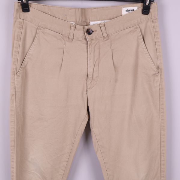 Framsida och linning med fickor på beiga chinos