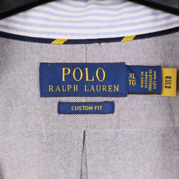 Närbild på Polo Ralph Lauren-etikett med storleksinformation