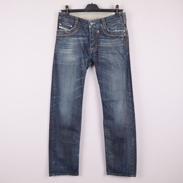 Jeans med rak passform framifrån mot ljus bakgrund