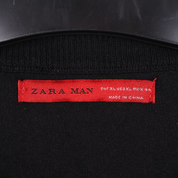 Röd etikett med ZARA MAN på insidan av kragen