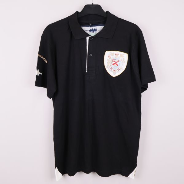 Svart pikétröja med broderat emblem och krage 