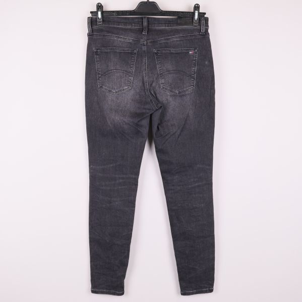 Baksida av svarta jeans med två fickor