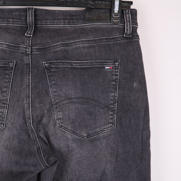 Närbild på bakfickan och diskret Tommy Jeans-logga