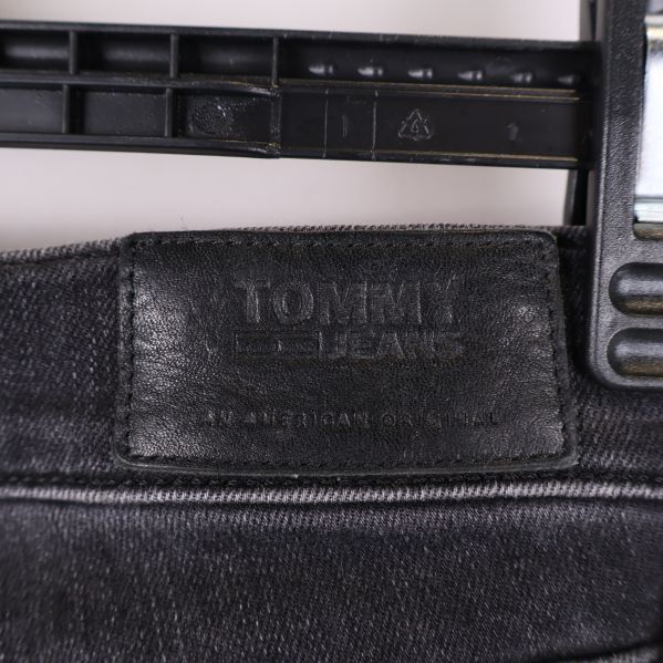 Svart läderpatch med Tommy Jeans-logotyp i midjan