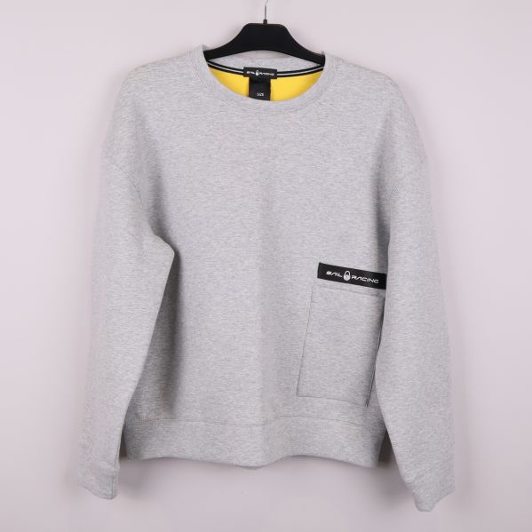Grå sweatshirt Sail Racing framtill med stor ficka