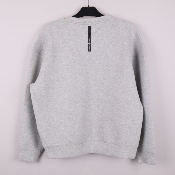 Baksidan av grå Sail Racing-sweatshirt visas hängande