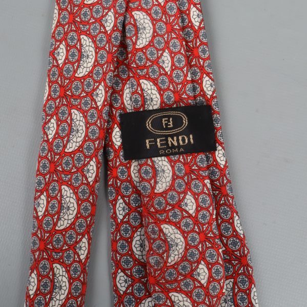 Närbild på slips med Fendi Roma-etikett