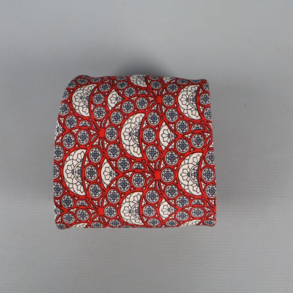 Vikt slips med rött och vitt paisleymönster