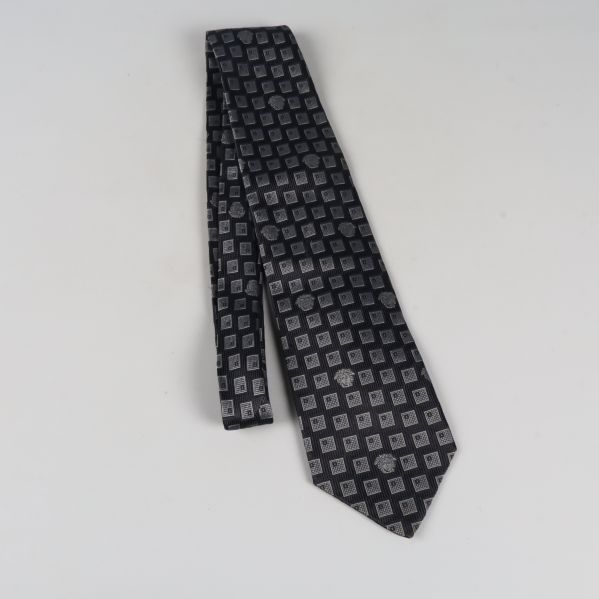 Hel svartgrå slips med rutmönster liggande