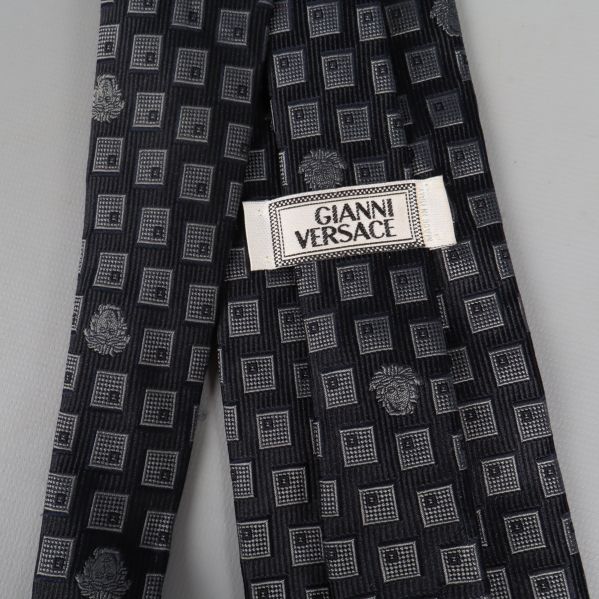 Närbild på etikett med text Gianni Versace på slips