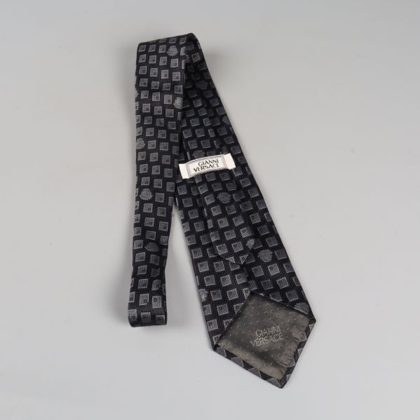 Svartgrå slips med etikett och rutmönster