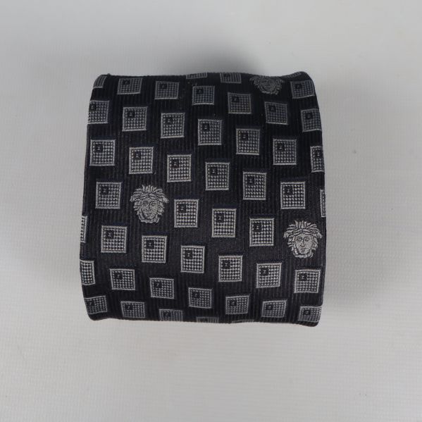 Slips hoprullad med grafiskt rut- och emblemmönster