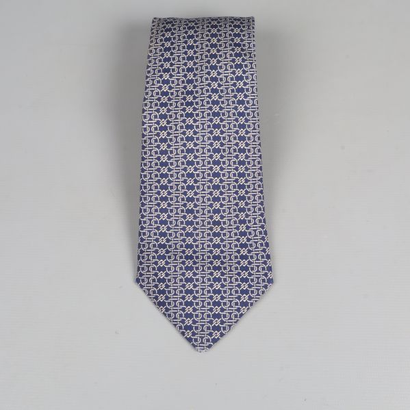 Framsidan av mönstrad blå och beige slips