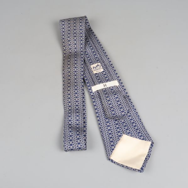 Baksida av slips visar vita detaljer och logotyp