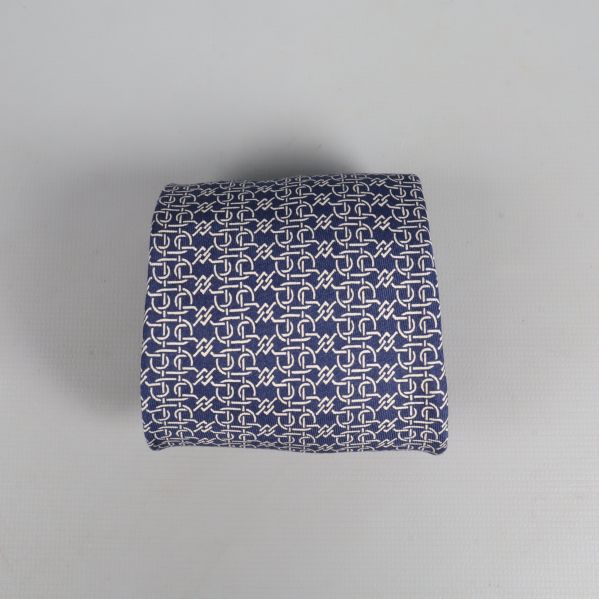 Smalaste delen av slips med blått geometriskt mönster