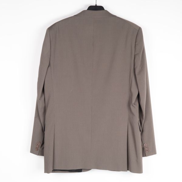 Baksida av brungrå randig kostymkavaj