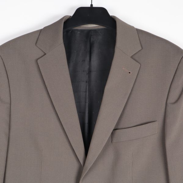 Närbild av kavajens övre framdel och slag