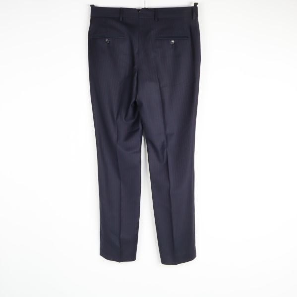 Baksida av mörkblå kostymbyxa med röda ränder