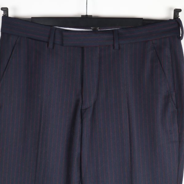 Detaljbild på midja och fickor på kostymbyxa