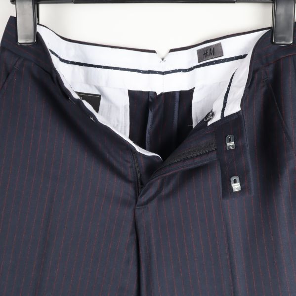 Kostymbyxa uppknäppt för att visa insida och knappstängning