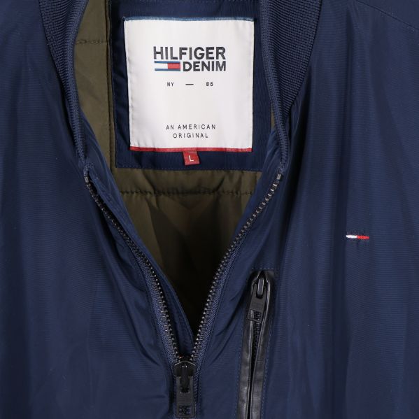 Närbild på etikett och krage samt logga Hilfiger Denim