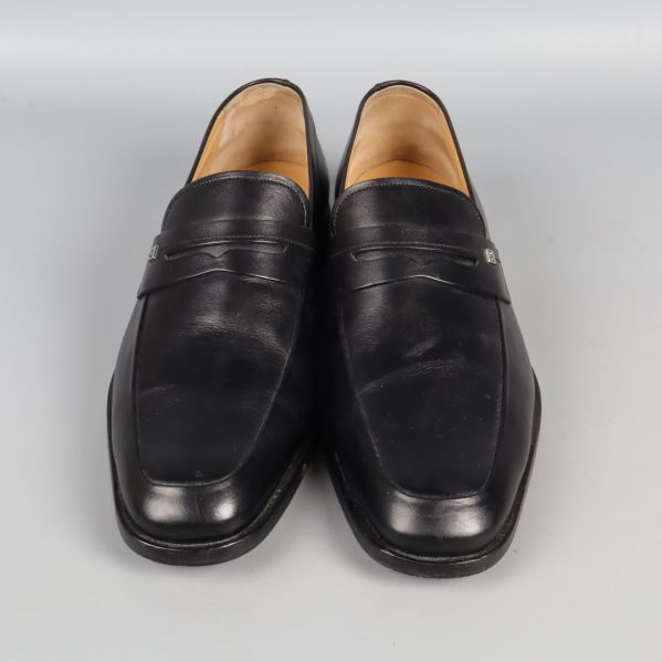 Loafers framifrån med tydlig penny band detalj