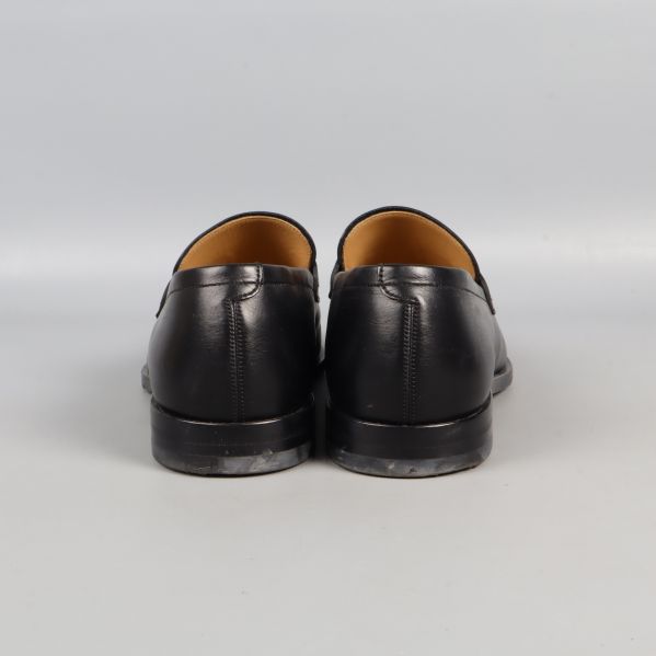 Svarta loafers sedda bakifrån med låg klack