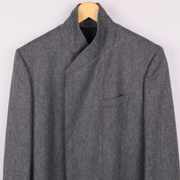 Närbild på rockens ståkrage och bröstficka