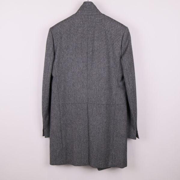 Grå rock med rak passform sedd bakifrån