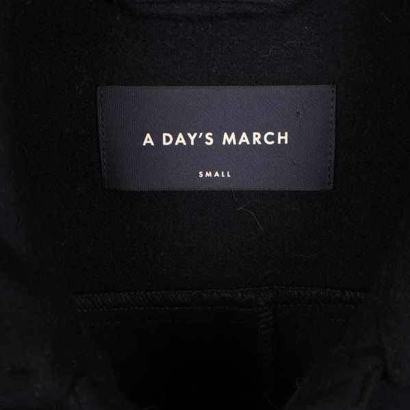 Märkesetikett med texten A Day's March