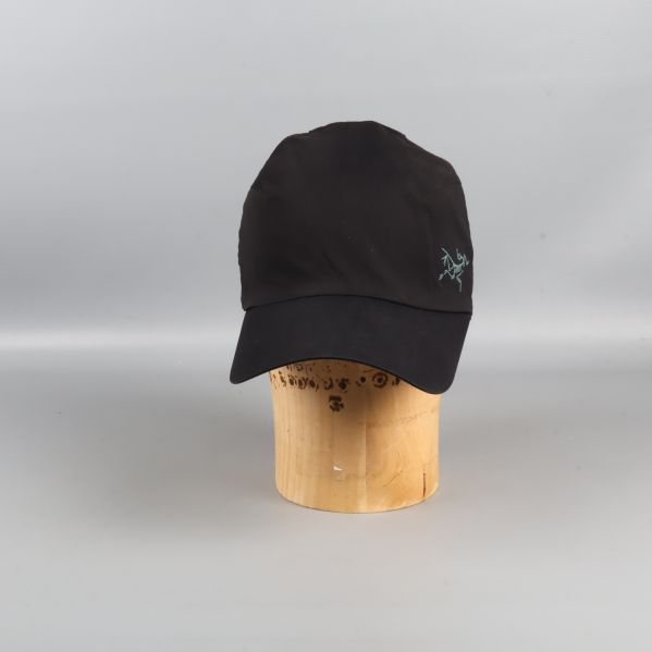 Svart keps på huvudmodell sedd framifrån