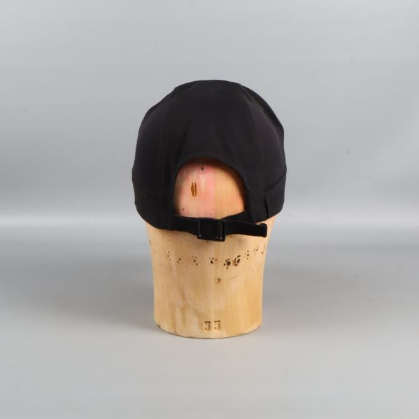 Svart keps på huvudmodell sedd bakifrån med justerbar rem