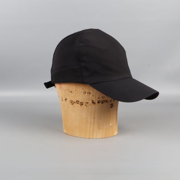 Svart keps på huvudmodell sedd från andra sidan