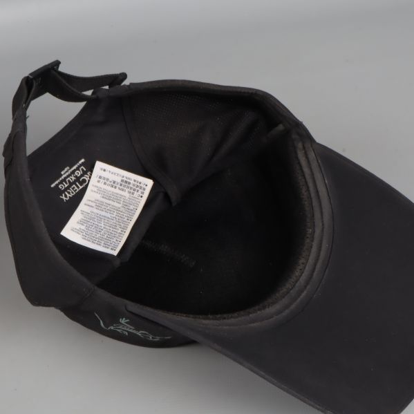 Insidan av svart keps med inneretikett synlig