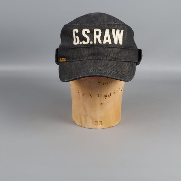 Mörk jeanskeps framtill med vit broderad G.S.RAW-text