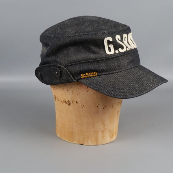 Keps sedd från högra sidan med G-STAR-märke och knappdetaljer