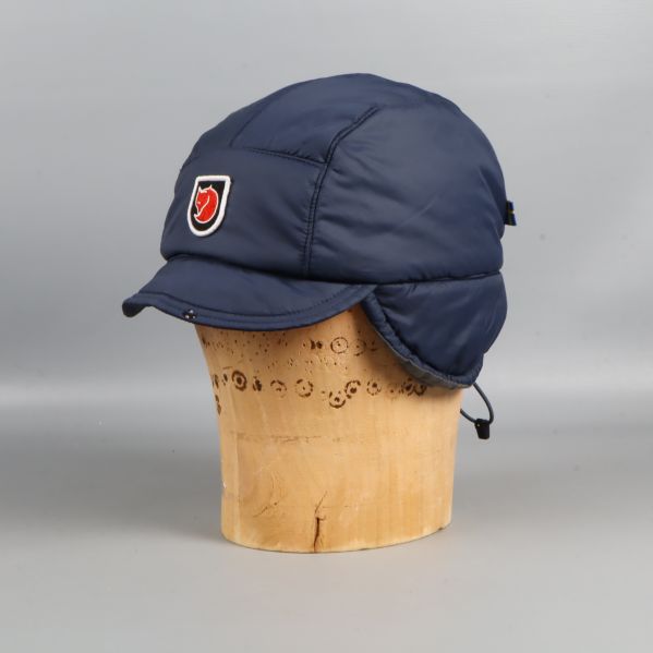 Blå vinterkeps med öronlappar sedd från sidan