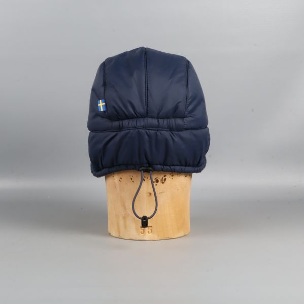 Blå keps bakifrån med dragsko och svensk flagga