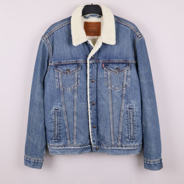 Jeansjacka med vitt teddyfoder fotad framifrån