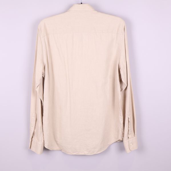 Baksidan av beige skjorta med enkel och slät design
