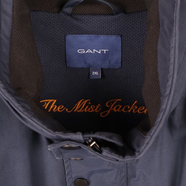 Närbild på GANT-label samt broderad text i jackans hals