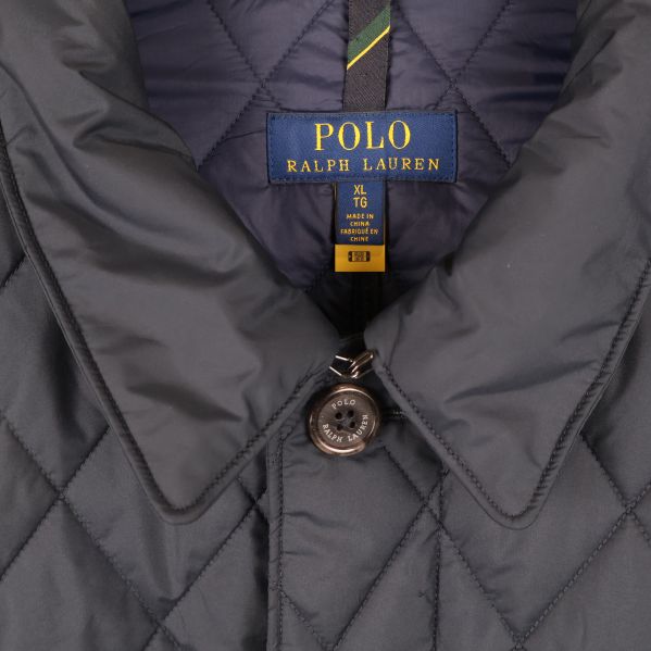 Närbild på Polo Ralph Lauren-märke i kragen