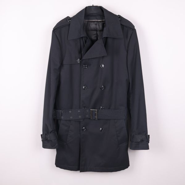 Svart trenchcoat med bälte hängande framifrån