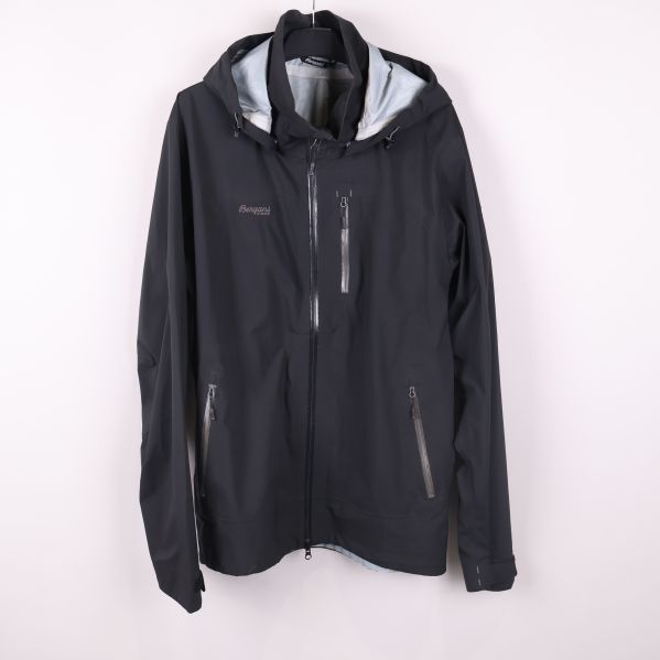 Svart jacka med huva 