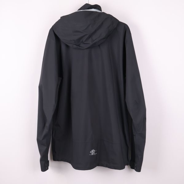 Baksidan på svart jacka med huva 