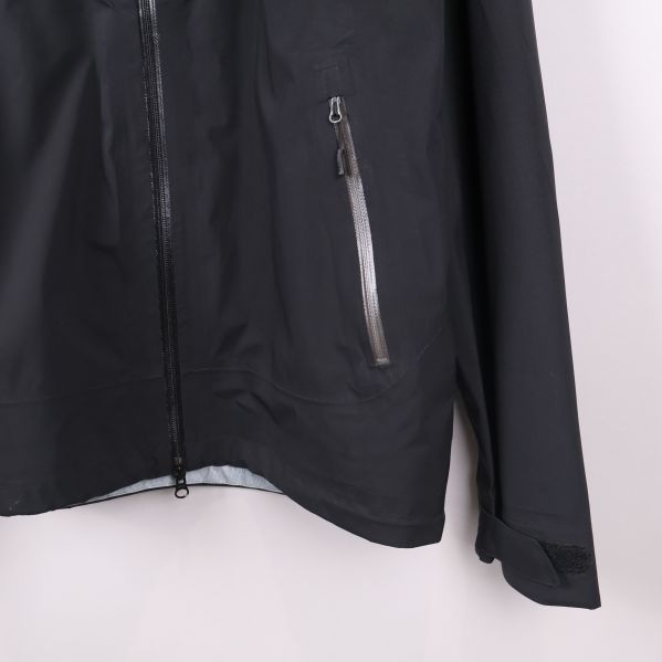 Jackans nedre del med ficka och dragkedja i närbild