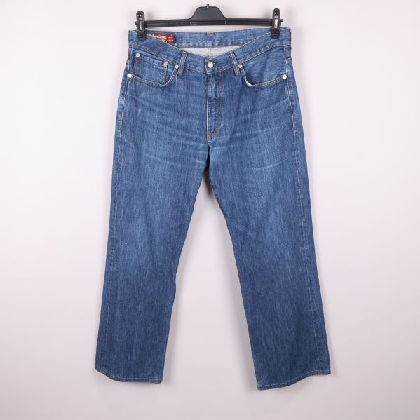Raka blå jeans med klassisk passform, framifrån